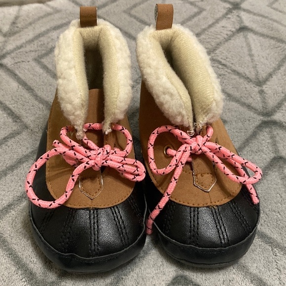 Carter’s 9-12 month baby fur snow boots - Picture 1 of 6